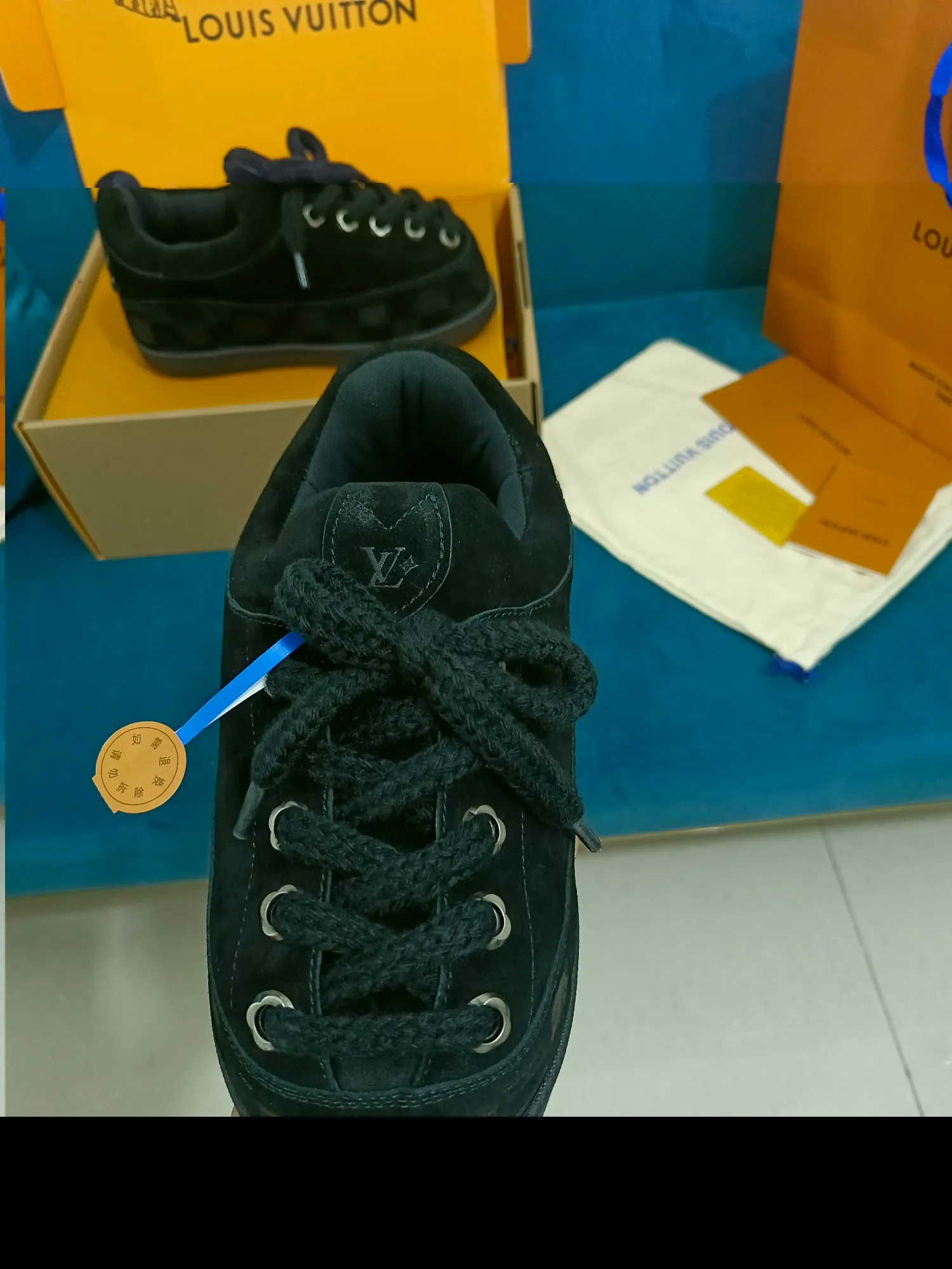 👟👟Ex-factory price 640👟👟 LV YETI slip-on shoes, based on suede cow leather, partially embossed with Nigo's reinterpretation of LV Damier pattern, cleverly echoing the Chinese tradition of taking off shoes when entering the house, and the "small feet" aesthetic is integrated into Chinese street genes. The palm-printed rubber outsole hides the LV letters and Monogram flowers. The exquisite craftsmanship made in Italy shows the brand's heritage in a comfortable slip-on style. The reservation mode adds a unique style, it is traditional and trendy, and it is suitable for couples aged 35-45.
